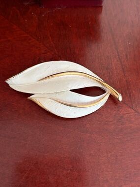 Vintage Sarah Coventry White and Gold Leaf Brooch #210
